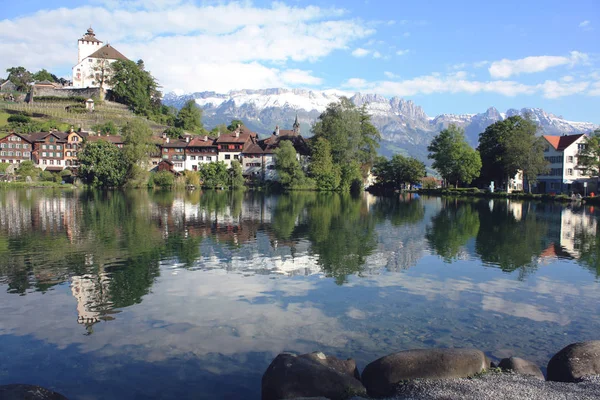 Castle ve göl İsviçre manzara