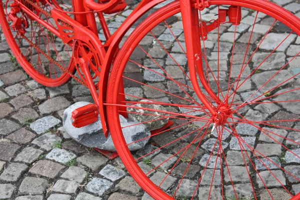 Красный старый велосипед — стоковое фото