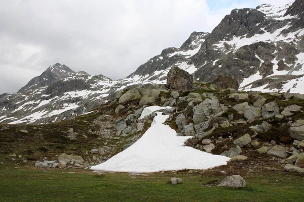 Montaña superior con nieve —  Fotos de Stock