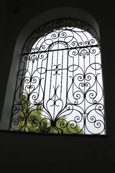 Janela Arco Com Cerca Madonna Del Sasso Igreja Acima Cidade — Fotografia de Stock