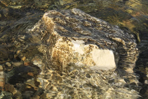 Adriyatik Denizi kıyısında taşlarla.