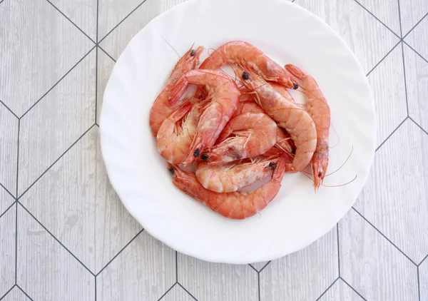 plaka üzerinde karides