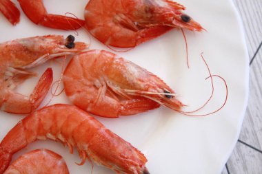 Tabak pişmiş karides