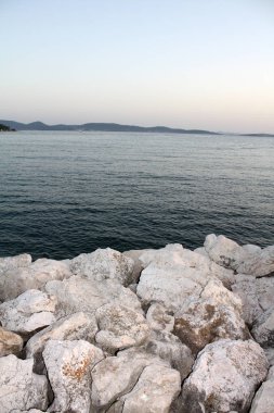 Adriyatik Denizi kıyısında taşlarla.