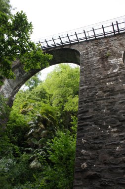 Avrupa şehir Locarno İsviçre lake Maggiore yukarıda canton Ticino içinde taşlı köprüde füniküler demiryolu.