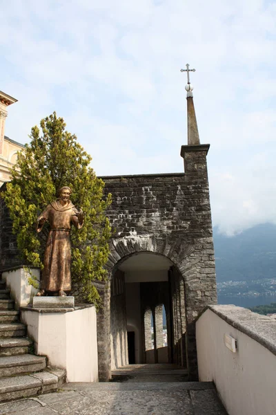 Madonna del Sasso Church yukarıda Locarno şehir ve Maggiore Gölü Ticino, İsviçre.