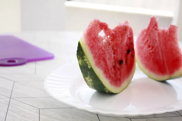 Wassermelonenscheibe Auf Dem Weißen Teller — Stockfoto