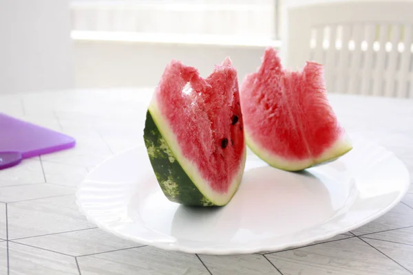 Vattenmelon på bordet — Stockfoto