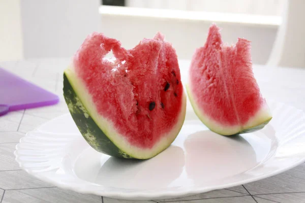 Wassermelone auf dem Tisch — Stockfoto