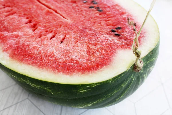 Wassermelone auf dem Tisch — Stockfoto