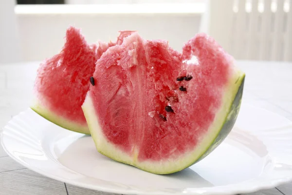 Rote Wassermelone in Scheiben schneiden — Stockfoto