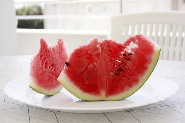 Bit röd vattenmelon — Stockfoto