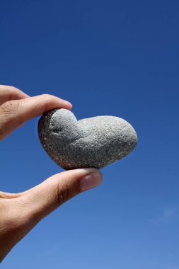 elinde kalp taş