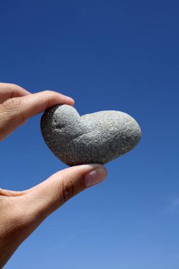 elinde kalp taş