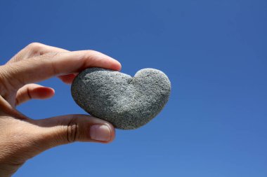 sahilde elinde kalp taş