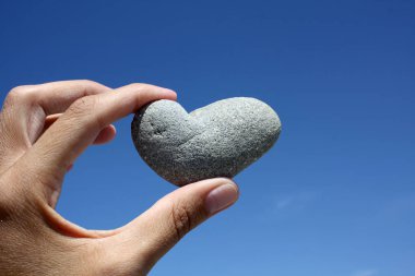 sahilde elinde kalp taş