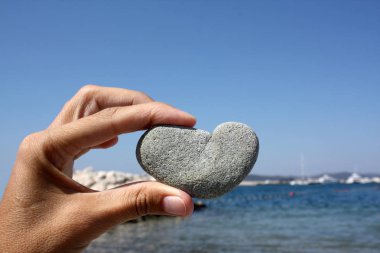 elinde kalp taş