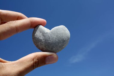 sahilde elinde kalp taş