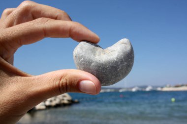 elinde kalp taş