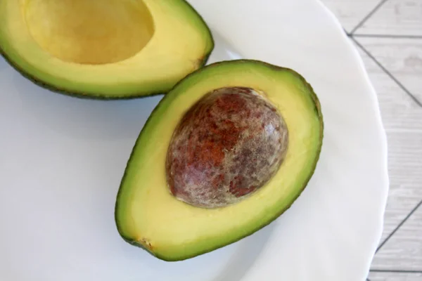 Skär avocadoon plattan — Stockfoto