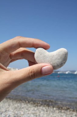 elinde kalp taş