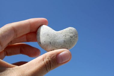 elinde küçük kalp