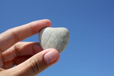 elinde küçük kalp