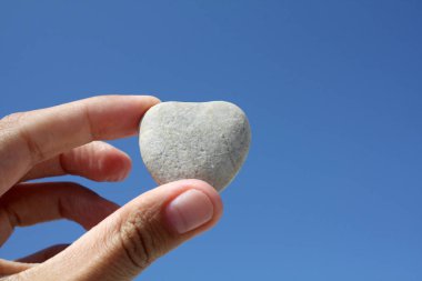 elinde küçük kalp