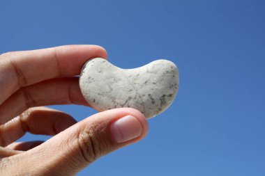 elinde küçük kalp