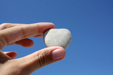 elinde küçük kalp