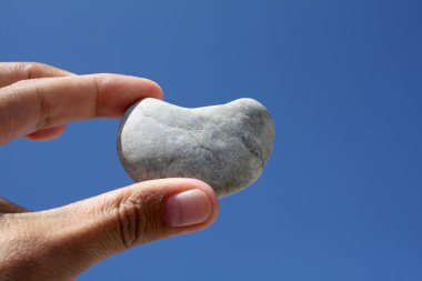 elinde küçük kalp