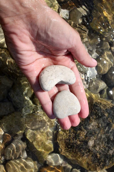 Duas Pedras Corações Debaixo Água — Fotografia de Stock