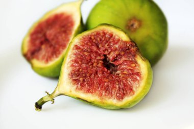 Beyaz arka plan üzerinde taze incir