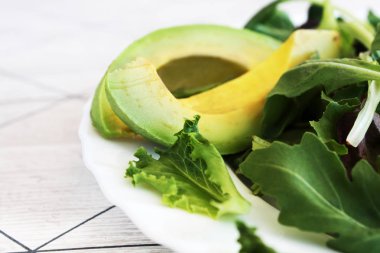 salata avoado beyaz plaka üzerinde