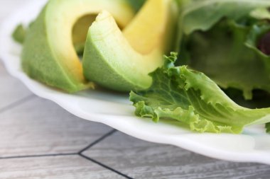 plaka üzerinde Avokado salatası