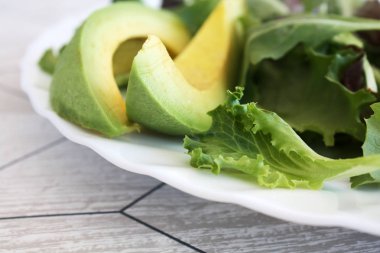 salata avoado beyaz plaka üzerinde