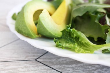 salata avoado beyaz plaka üzerinde