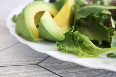 salata avocadoon plaka