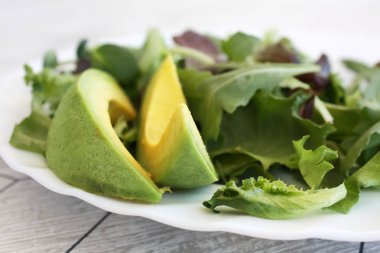 Avokadolu salata.