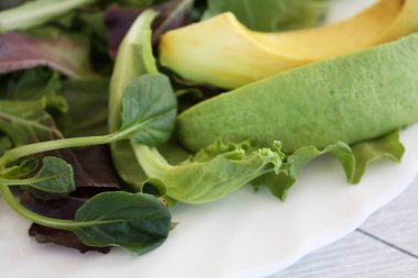 avocadoon beyaz tabak salata