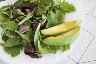 Avokadolu salata.