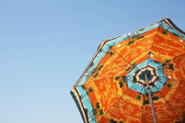 Plaj şemsiyesi. Güneşli bir gün arka plan.