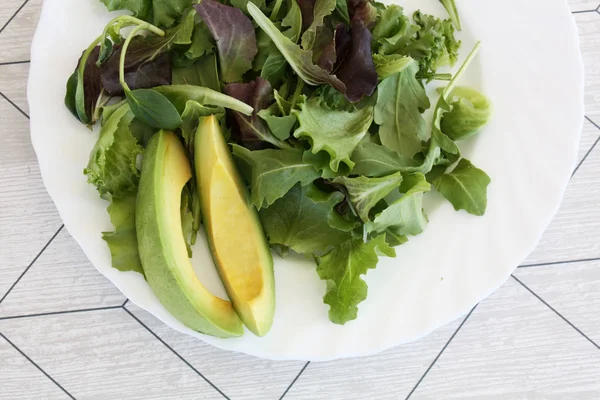 Avocadoon di insalata il piatto — Foto Stock