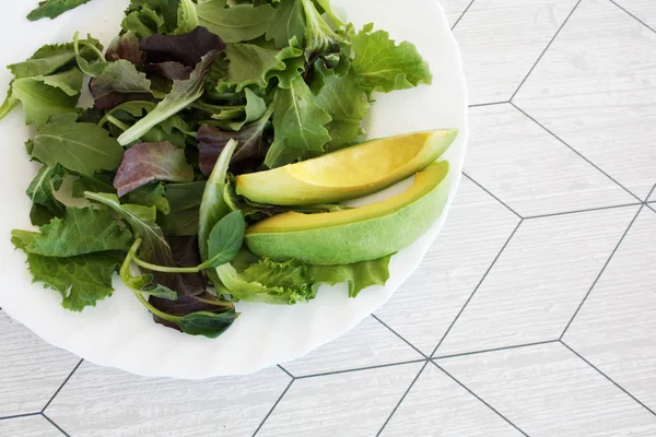 Салат с авокадо — стоковое фото