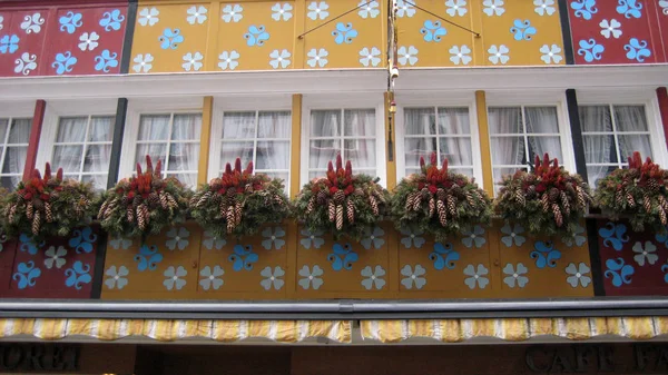 Διακόσμηση για τα Χριστούγεννα στο παράθυρο — Φωτογραφία Αρχείου