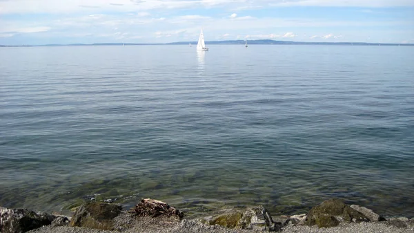 Schweizer See mit Segel — Stockfoto