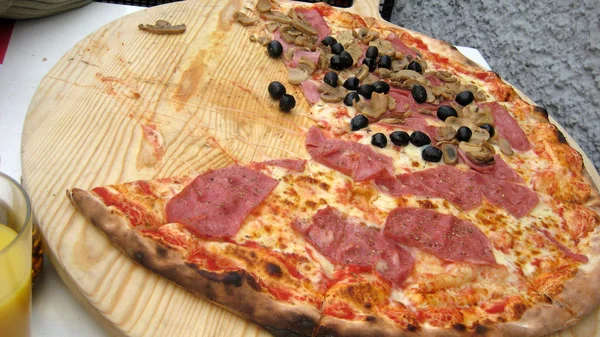 Pizza grande no valor — Fotografia de Stock