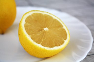 plaka üzerinde taze limon