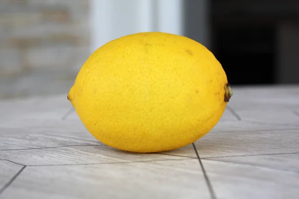 テーブルの上のレモン — ストック写真