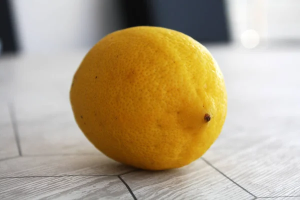 テーブルの上のレモン — ストック写真